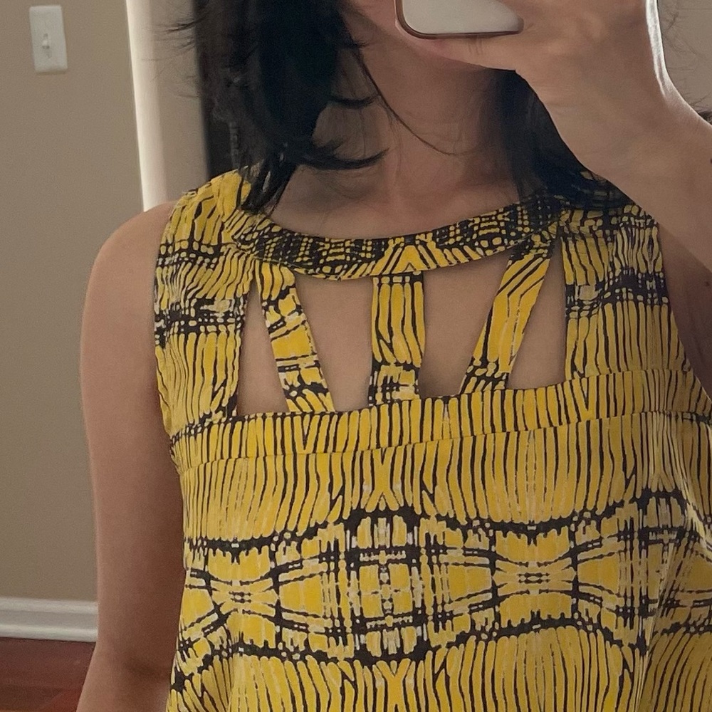 Sleeveless summer top with beautiful neck design in size XS